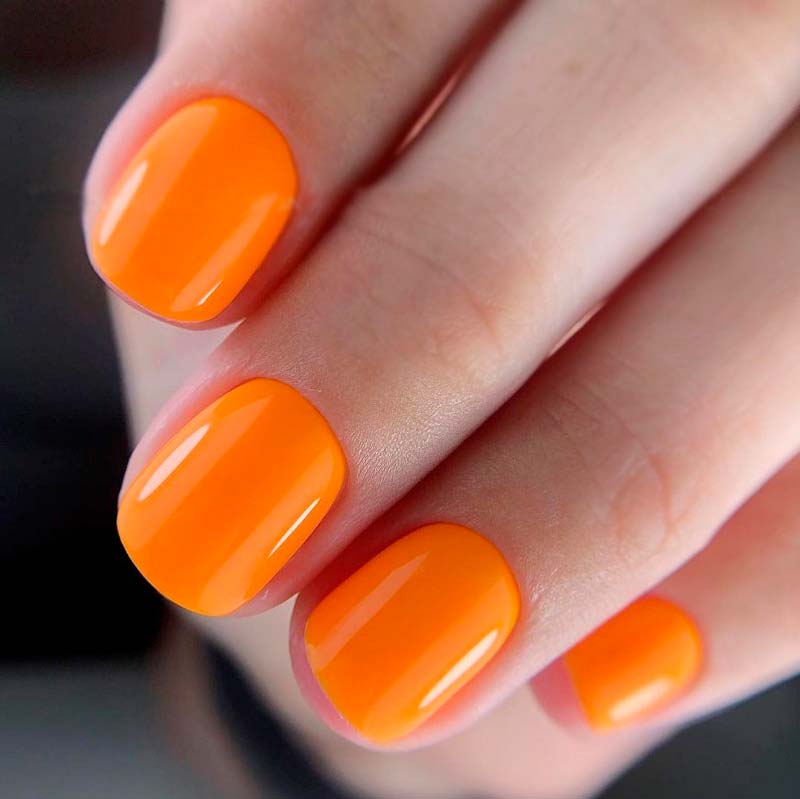 маникюр с ярким оранжевым гель лаком на коротких ногтях