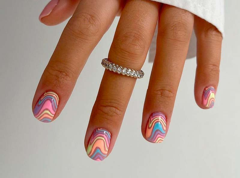 полосочки на ногтях сделаны разными цветами гель лака в маникюре