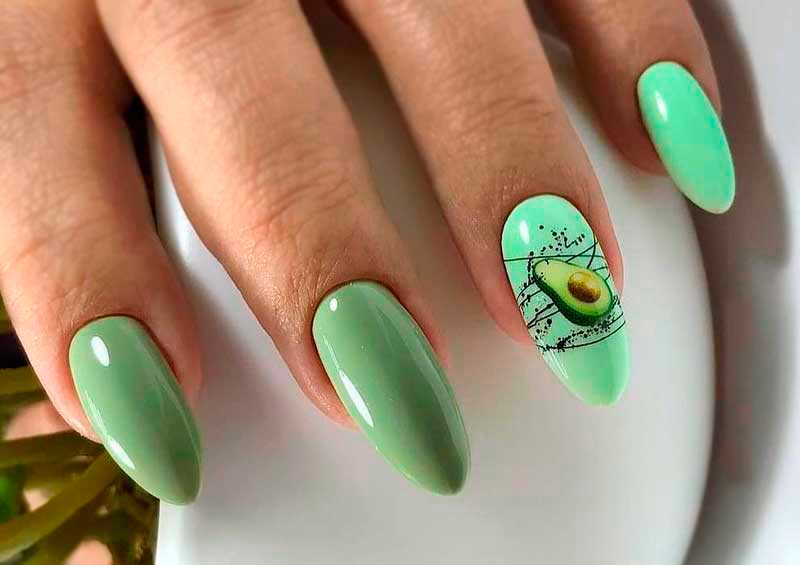 зеленые ногти в пастельном цвете
