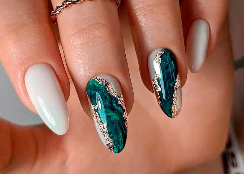 белые ногти с зеленым дизайном