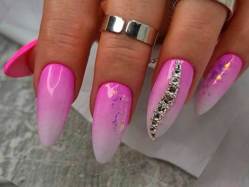 дизайн со стразами на розовые ногти