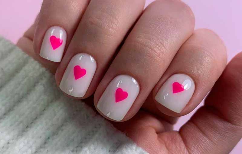 розовые сердечки на ногтях